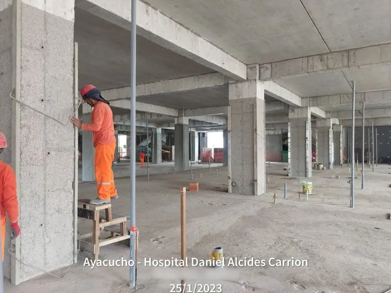Hospital Daniel Alcides Carrión · Tarrajeo de columnas