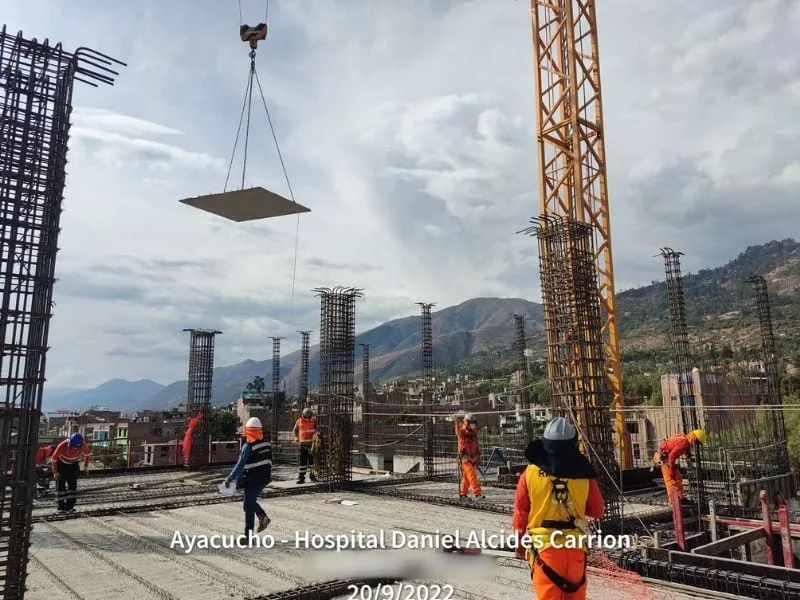 Hospital Daniel Alcides Carrión · Izado de techos